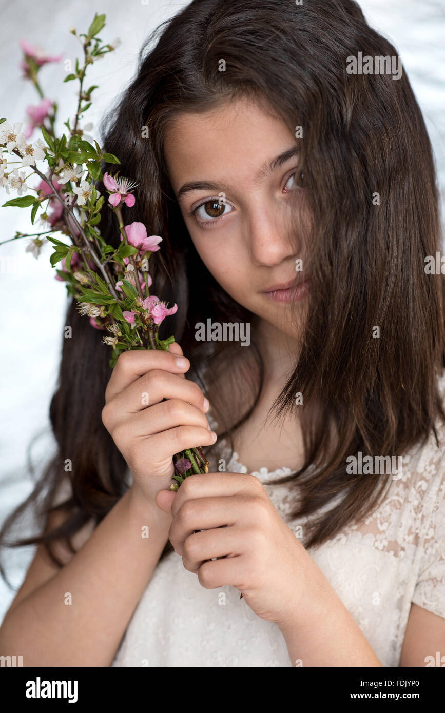 Girl holding wildflowers Banque D'Images