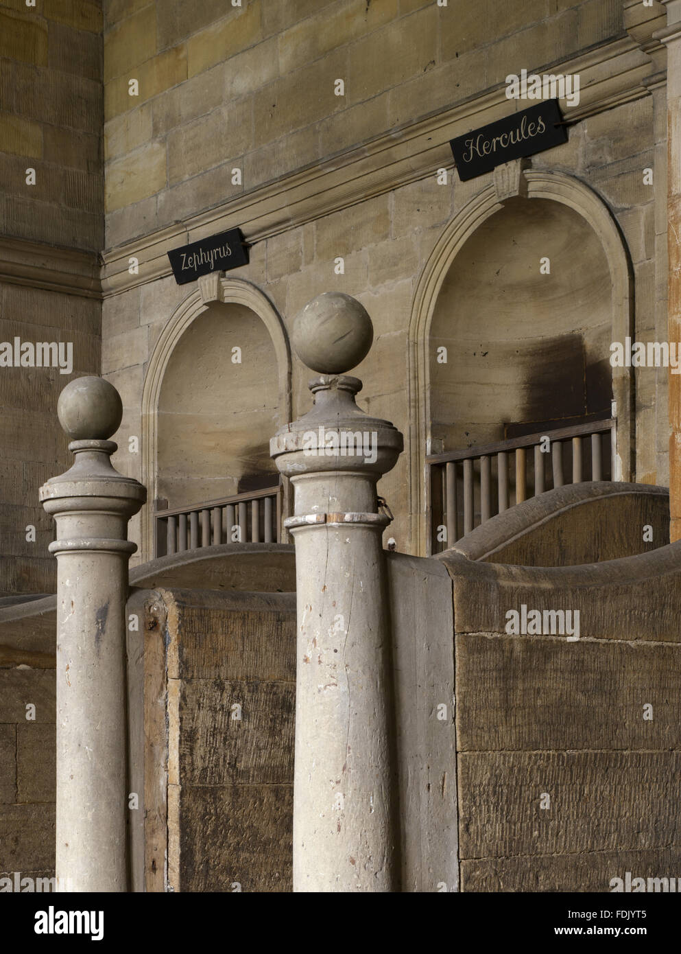 Détail de l'équitation dans l'aile à Seaton Delaval Hall, dans le Northumberland. Les plaques d'identification pour les chevaux d'Hercules et Zéphyr subsistent encore. La maison a été construite pour l'amiral George Delaval par Sir John Vanbrugh, entre 1718 et 1728, dans les English Baroque Banque D'Images