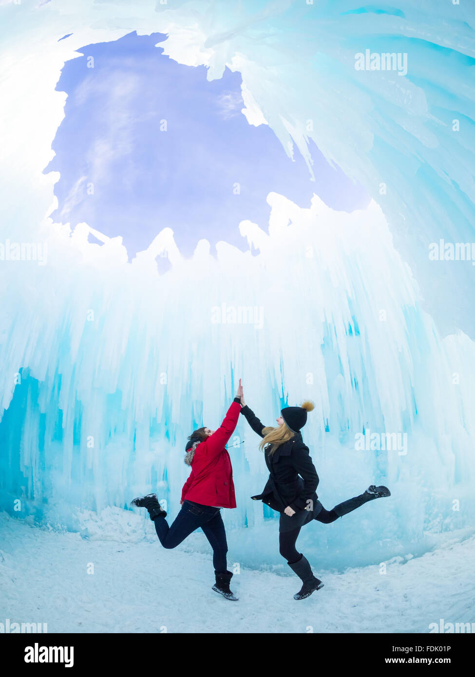 Deux amis cinq haut sous le dôme de la Chambre 2015-2016 Ice Castle au Parc Hawrelak d'Edmonton, Alberta, Canada. Banque D'Images