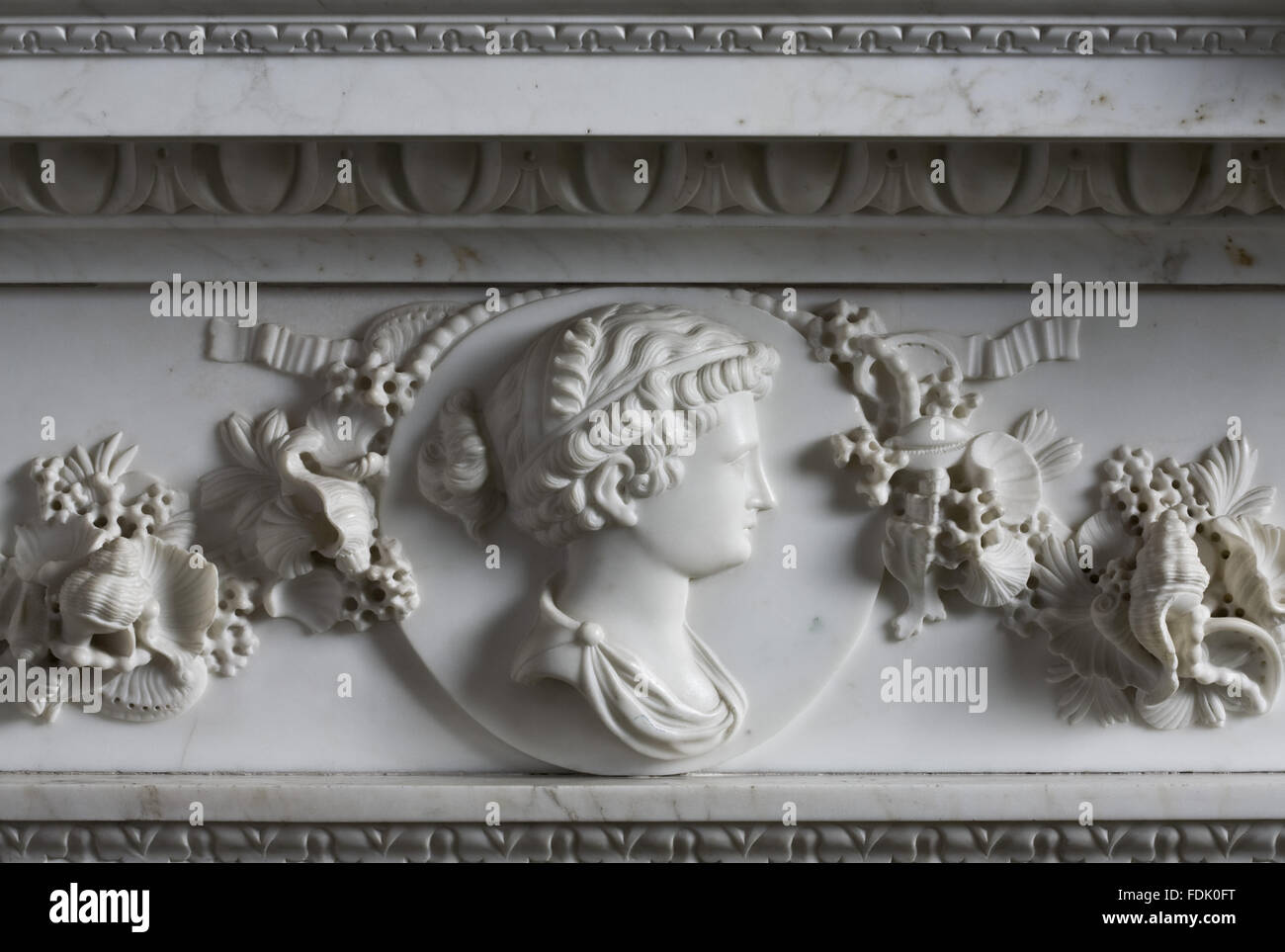 Fermer la vue de la cheminée en marbre blanc sculpté dans la salle du Cabinet à Stourhead, Wiltshire. Banque D'Images