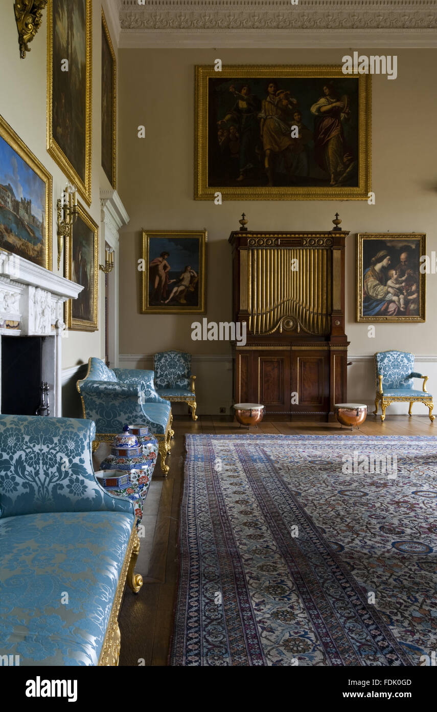 La salle de musique à Kedleston Hall, Derbyshire. La salle de musique a été conçu par Robert Adam en 1760, et cette vue montre l'organe 1765. Banque D'Images