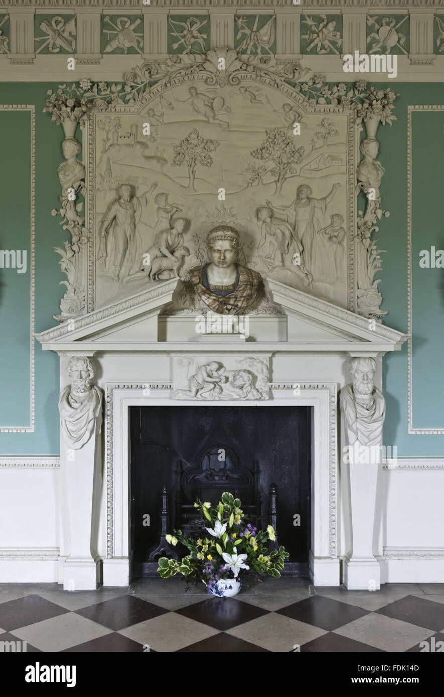 Pierre chimneypiece peint dans le hall d'entrée à Saltram, Devon. L'chimneypiece de Thomas Carter l'aîné est un carton intérieur dix-huitième siècle et d'un Buste en plâtre du xviie siècle trumeau. Banque D'Images