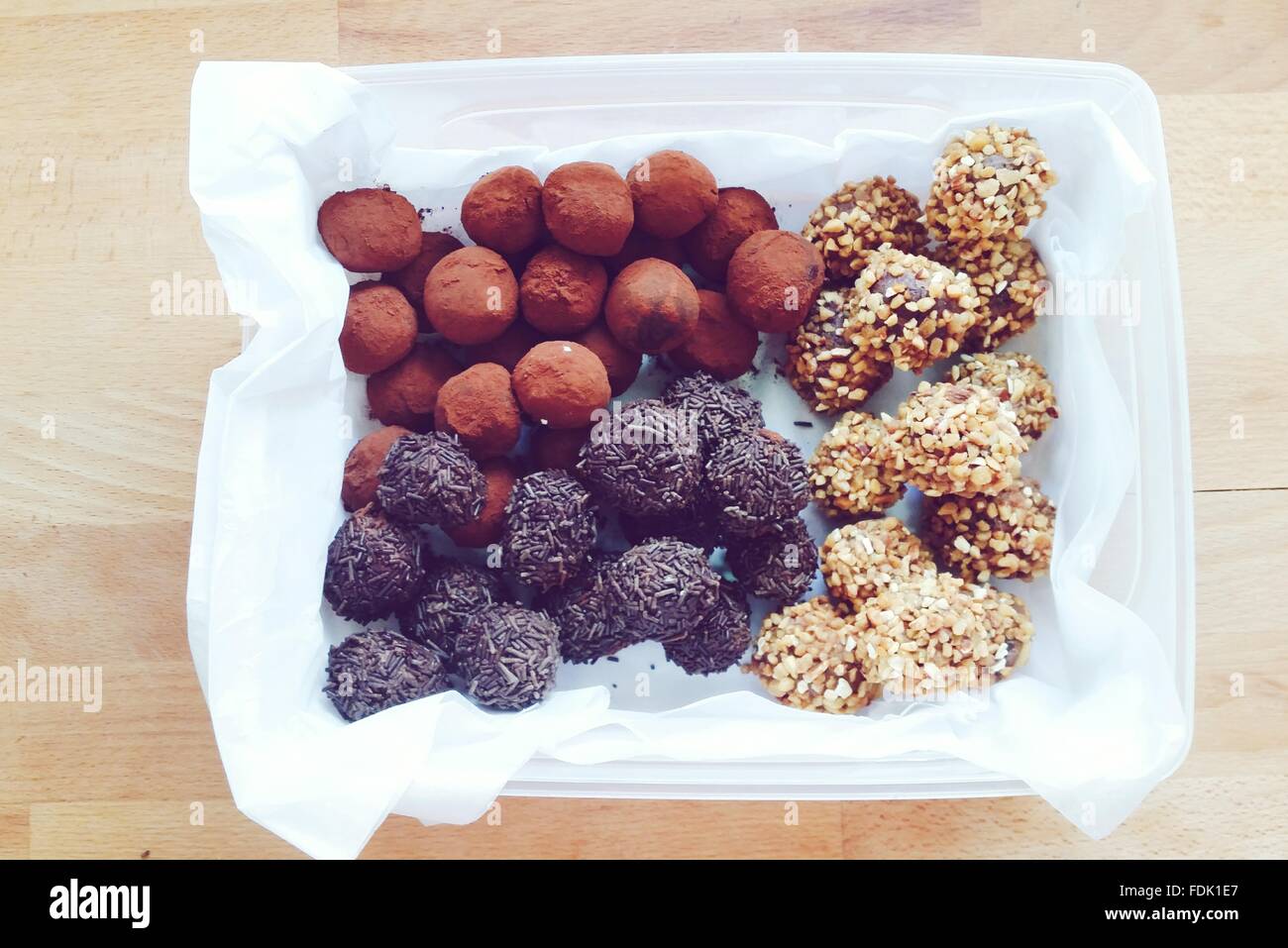 Un assortiment de truffes au chocolat maison Banque D'Images