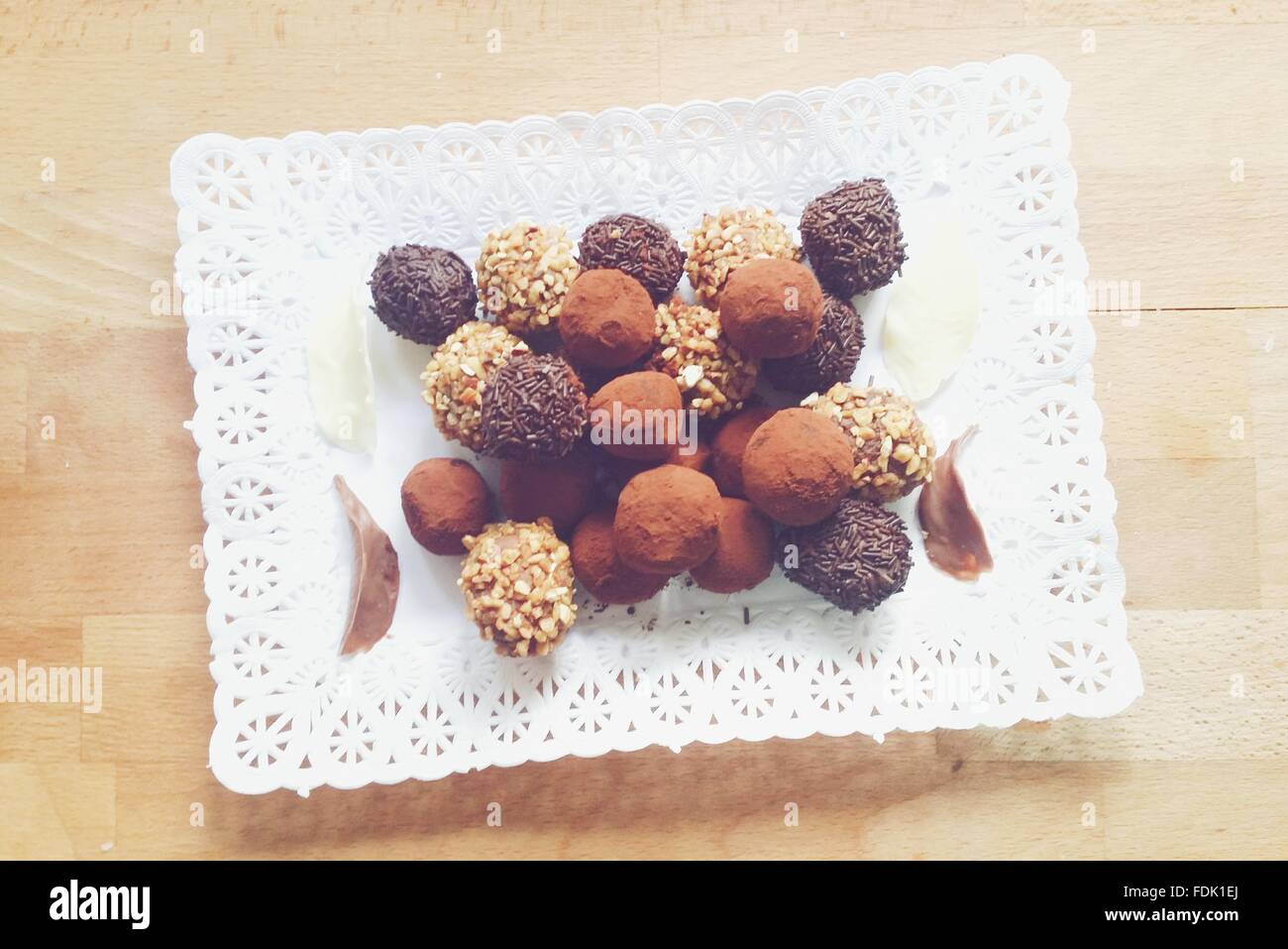 Assiette de truffes au chocolat mixtes Banque D'Images