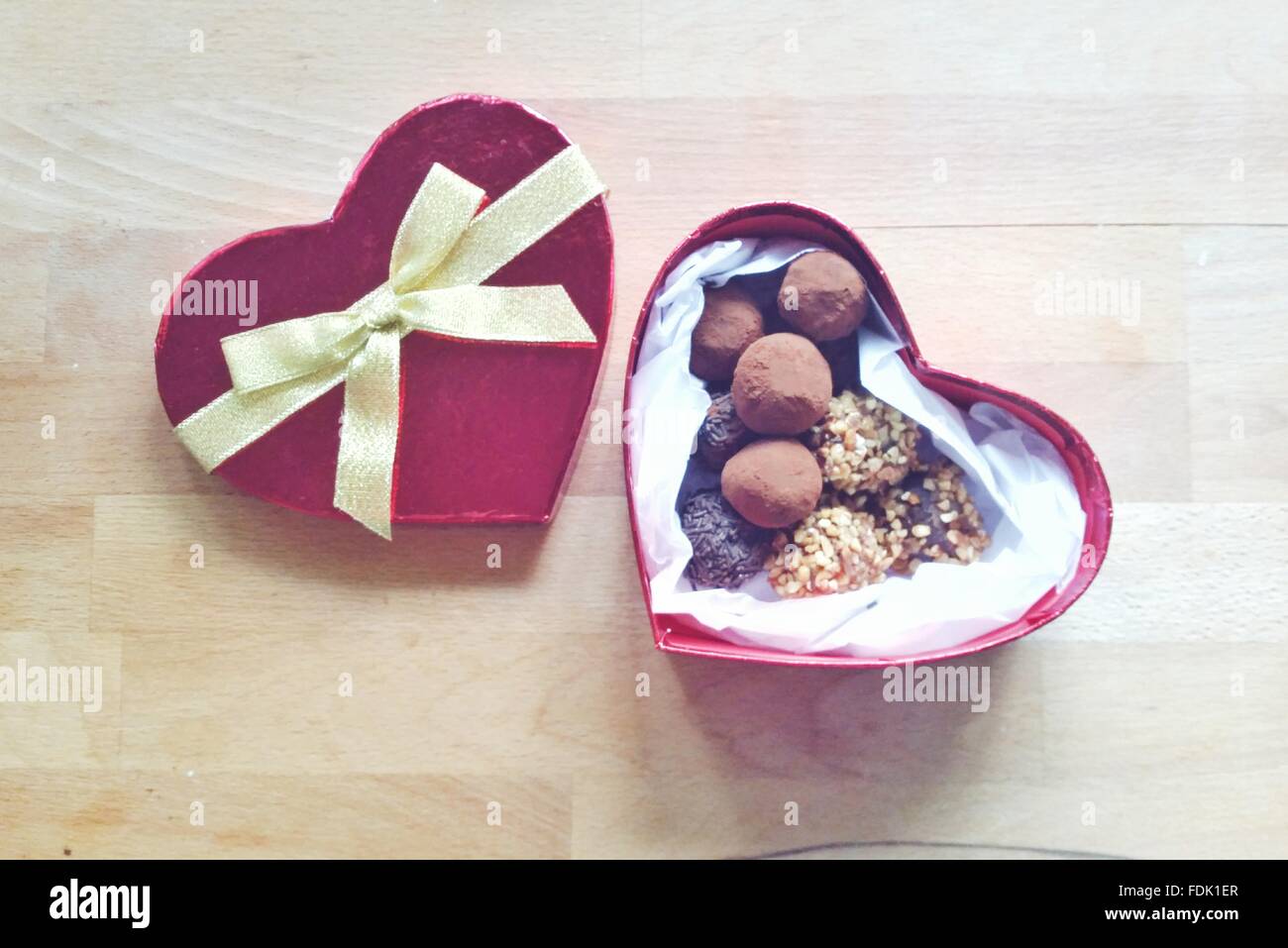 Boîte en forme de coeur de truffes au chocolat Banque D'Images