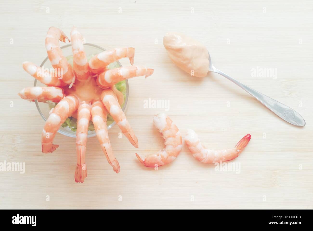 Verre avec des crevettes décortiquées et Cuillère à sauce rose marie Banque D'Images