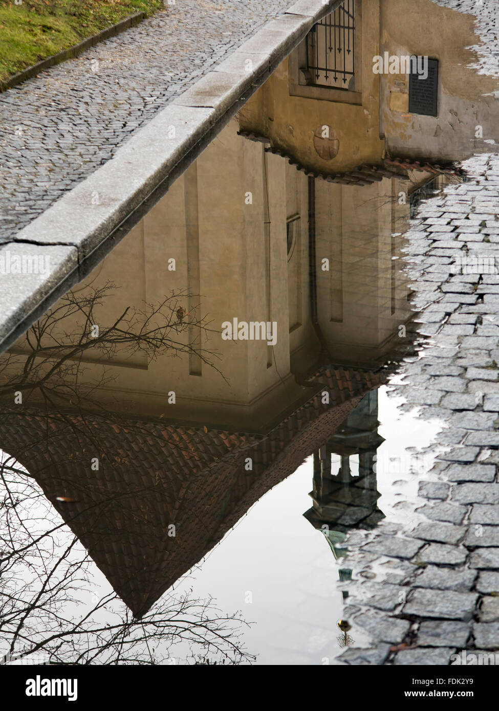 Dans le monastère d'Emmaüs Prague reflété dans une flaque Banque D'Images