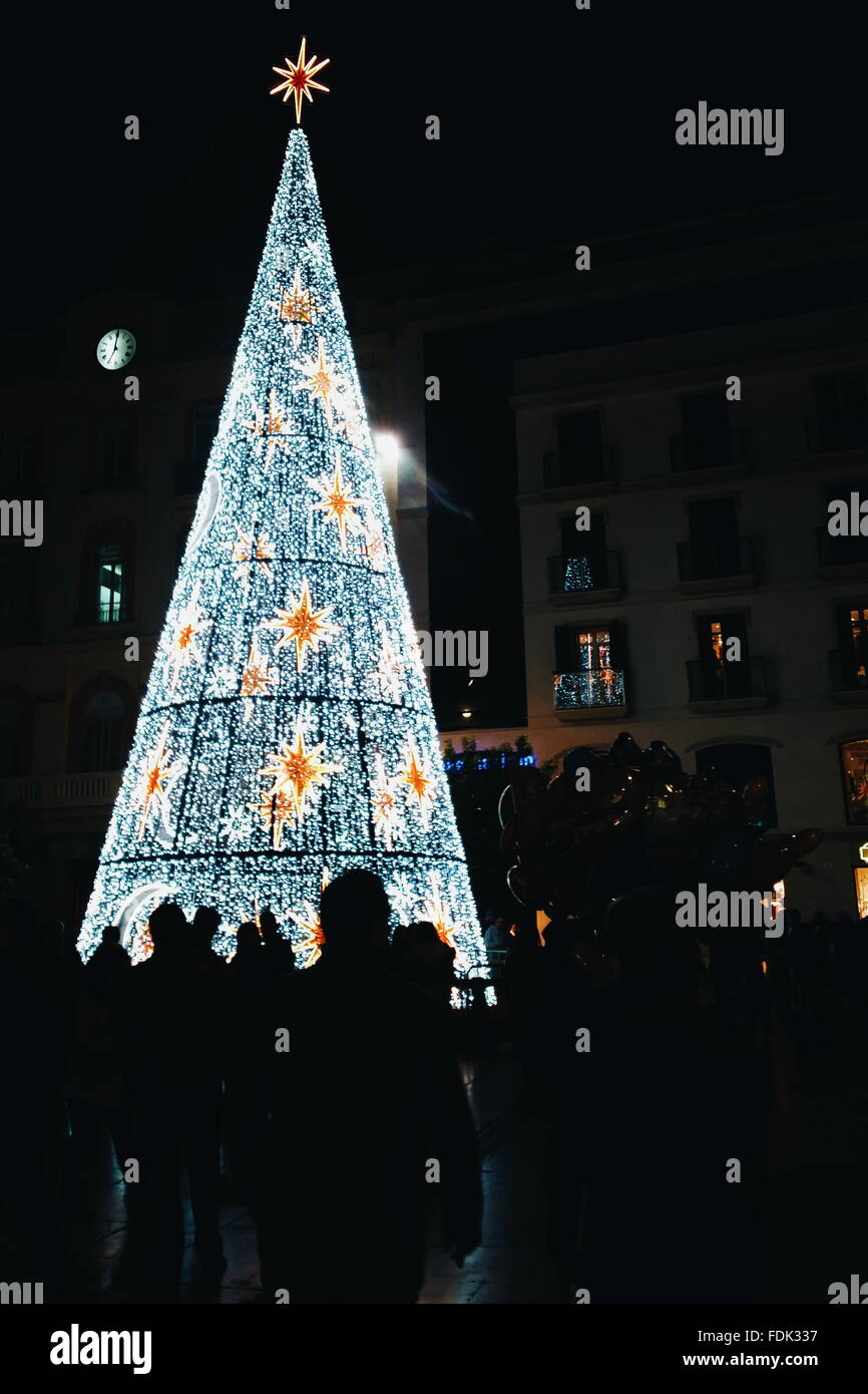 Décoration d'arbre de Noël illuminé la nuit, Malaga, Andalousie, Espagne Banque D'Images