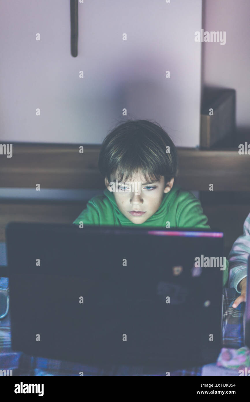 Boy using laptop computer Banque D'Images