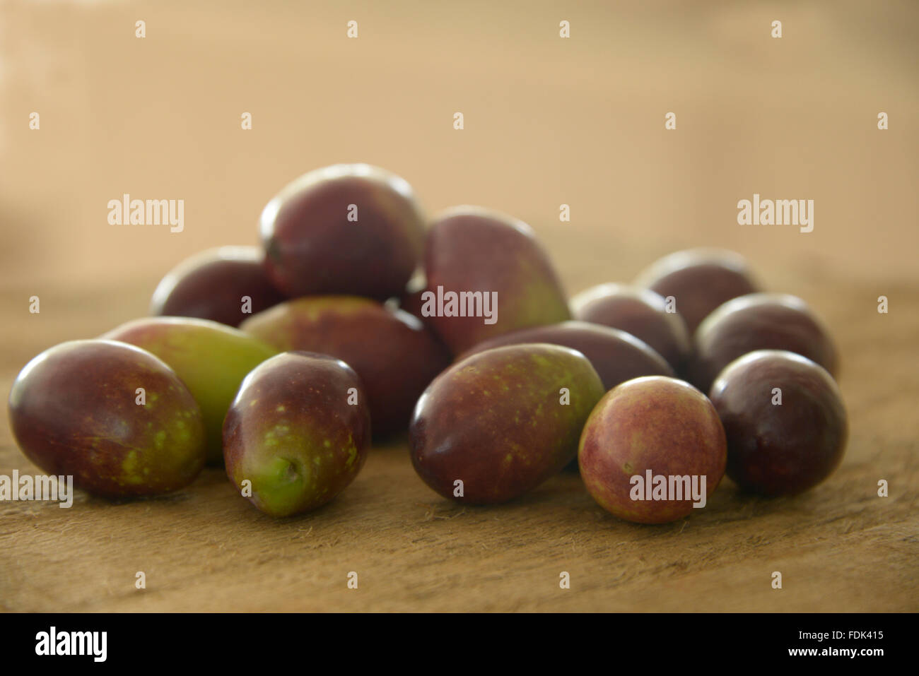 Olives sur une table en bois Banque D'Images