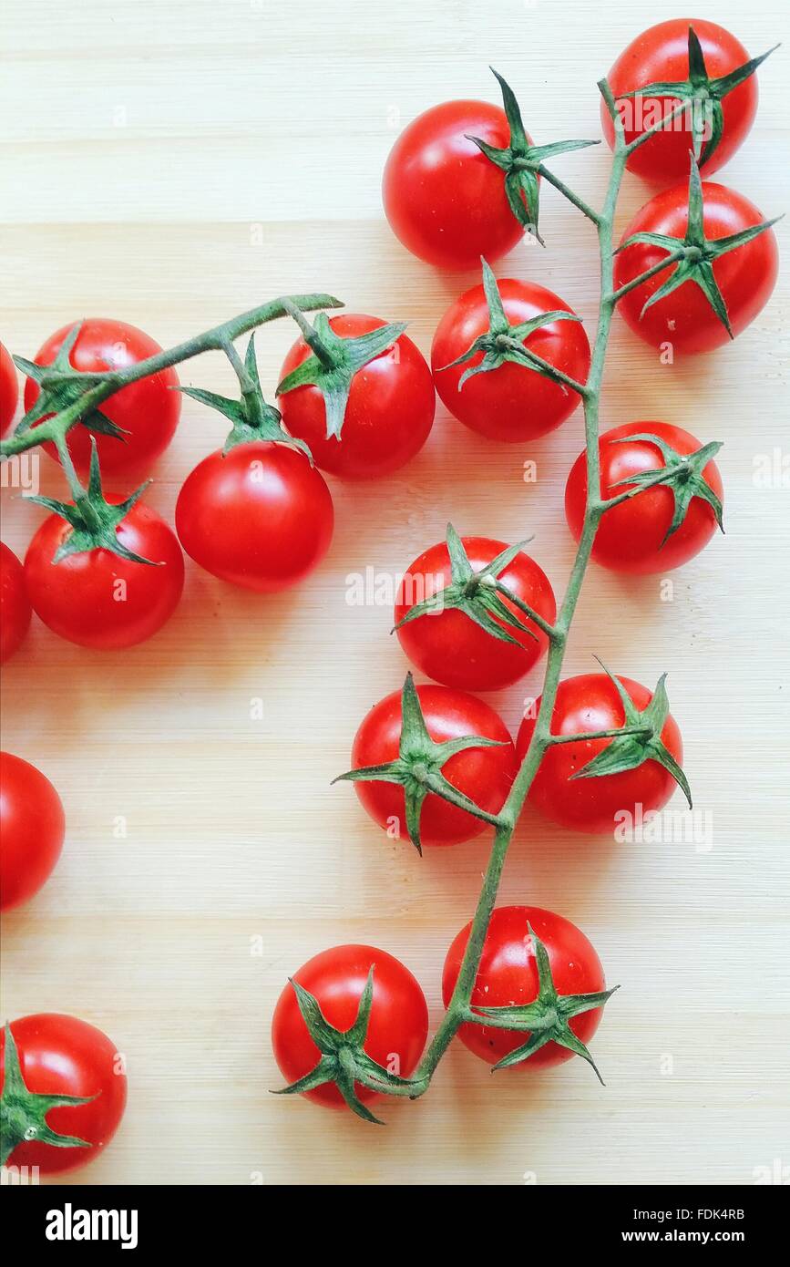 Close-up of vine tomatoes Banque D'Images