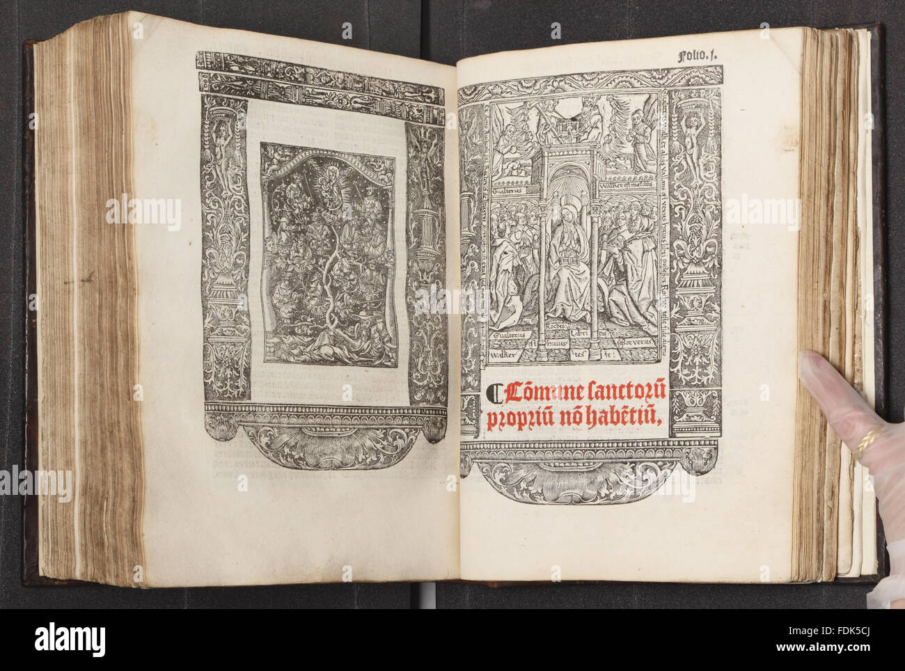 Le seul exemplaire connu de survivre de ce Missel de 1487, qui a été à la maladie de Lyme depuis au moins le xvie siècle.Il a été imprimé en rouge et noir par William Caxton : feuille G6v a probablement la première action de son fameux dispositif (cf. Lames W., William Cax Banque D'Images