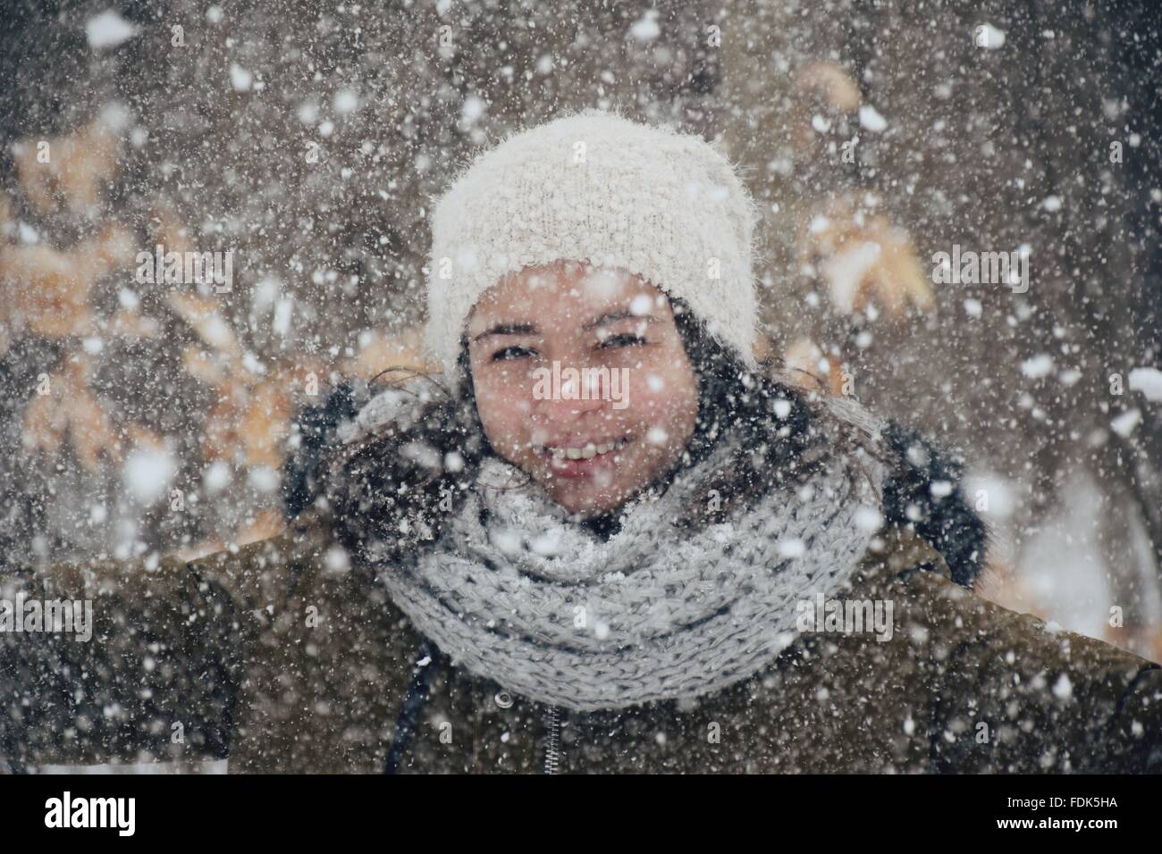 Portrait of a smiling girl debout dans la neige Banque D'Images