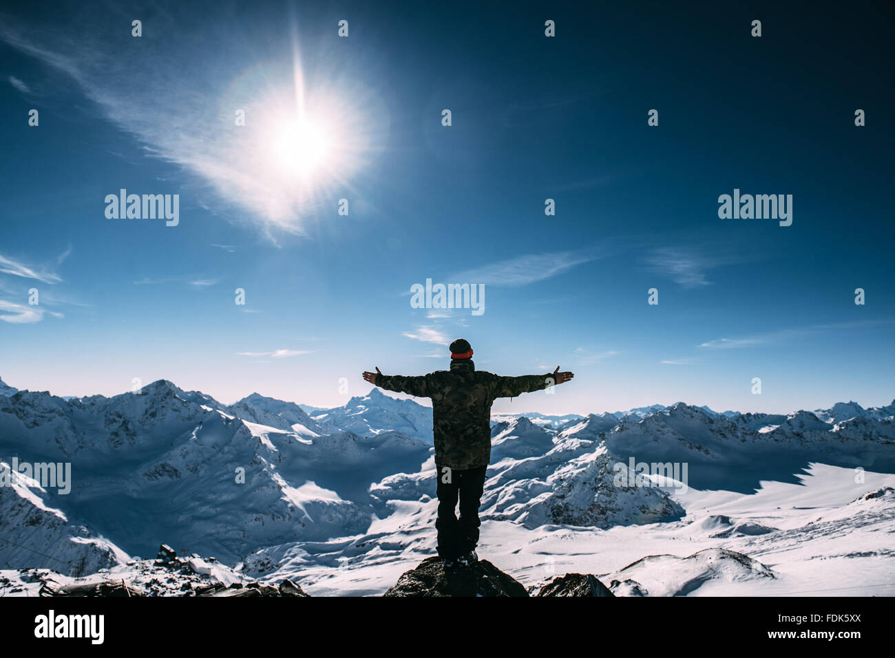 Homme debout sur le mont Elbrouz, Russie Banque D'Images