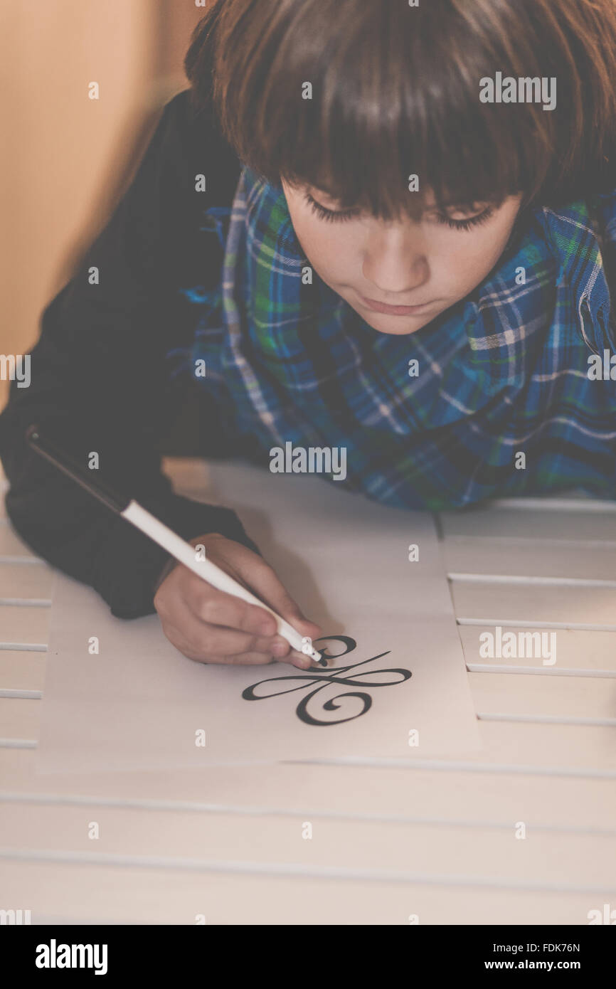 Boy drawing le nouveau symbole de début Banque D'Images