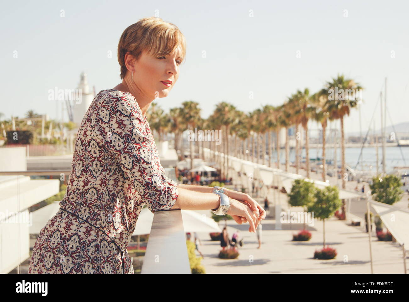 Femme debout sur la terrasse, à la vue, à Málaga, Andalousie, Espagne Banque D'Images