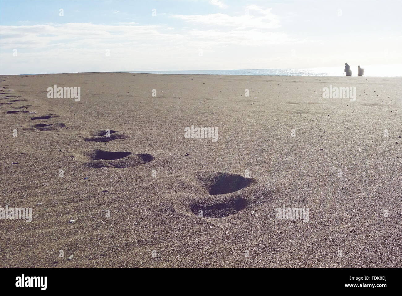 Des empreintes de pas dans le sable sur la plage, Malaga, Andalousie, Espagne Banque D'Images