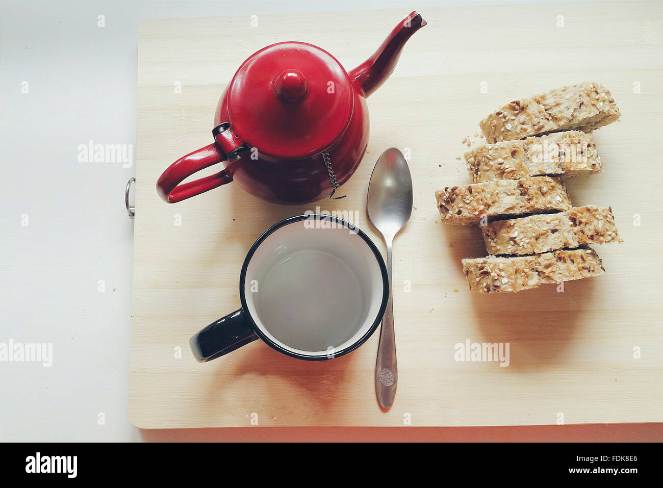 Tranches de pain et du thé pour le petit déjeuner Banque D'Images