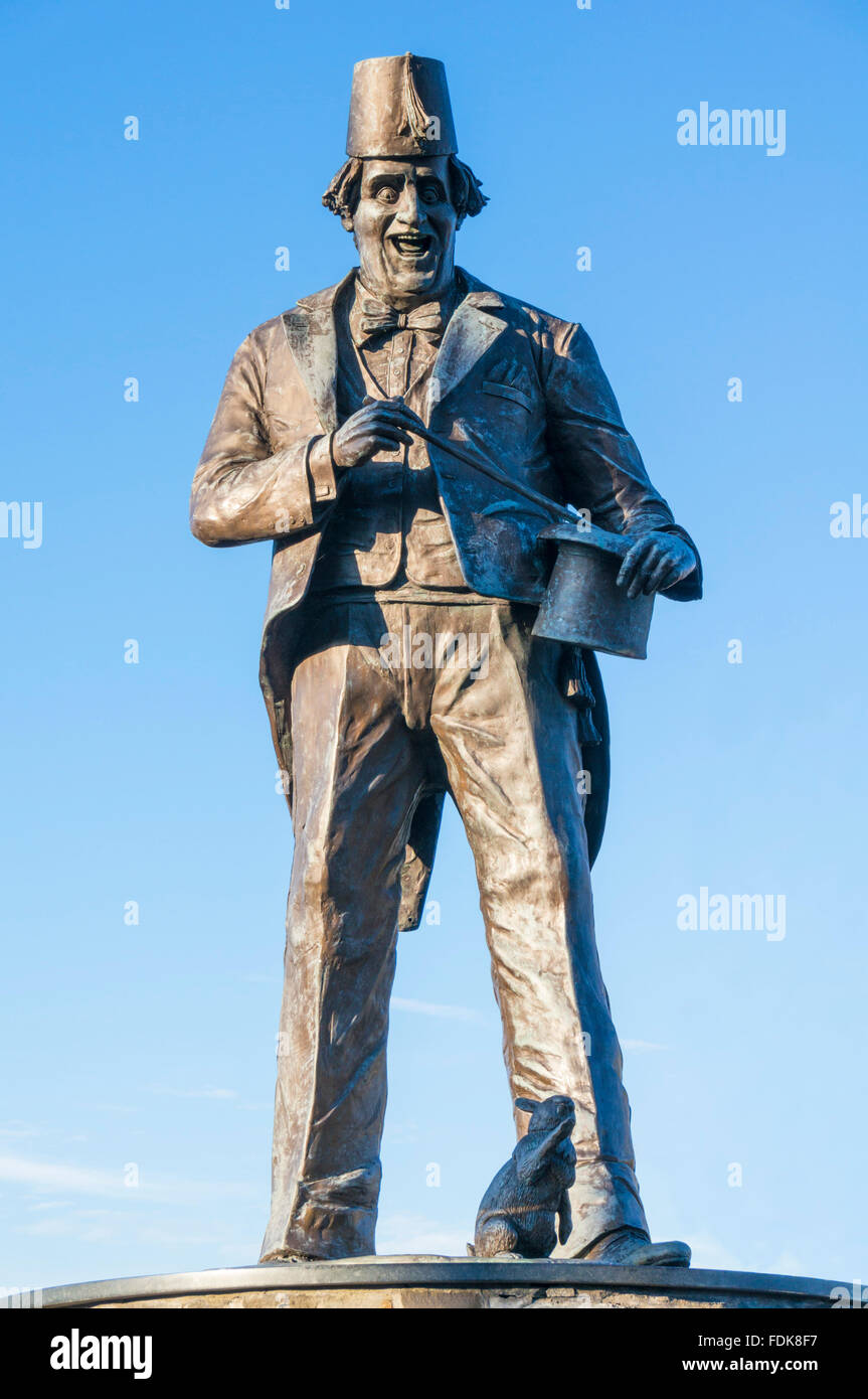 Statue en bronze de la célèbre comédien et magicien Tommy Cooper qui est né à Caerphilly Glamorgan South Wales GB UK EU Europe Banque D'Images