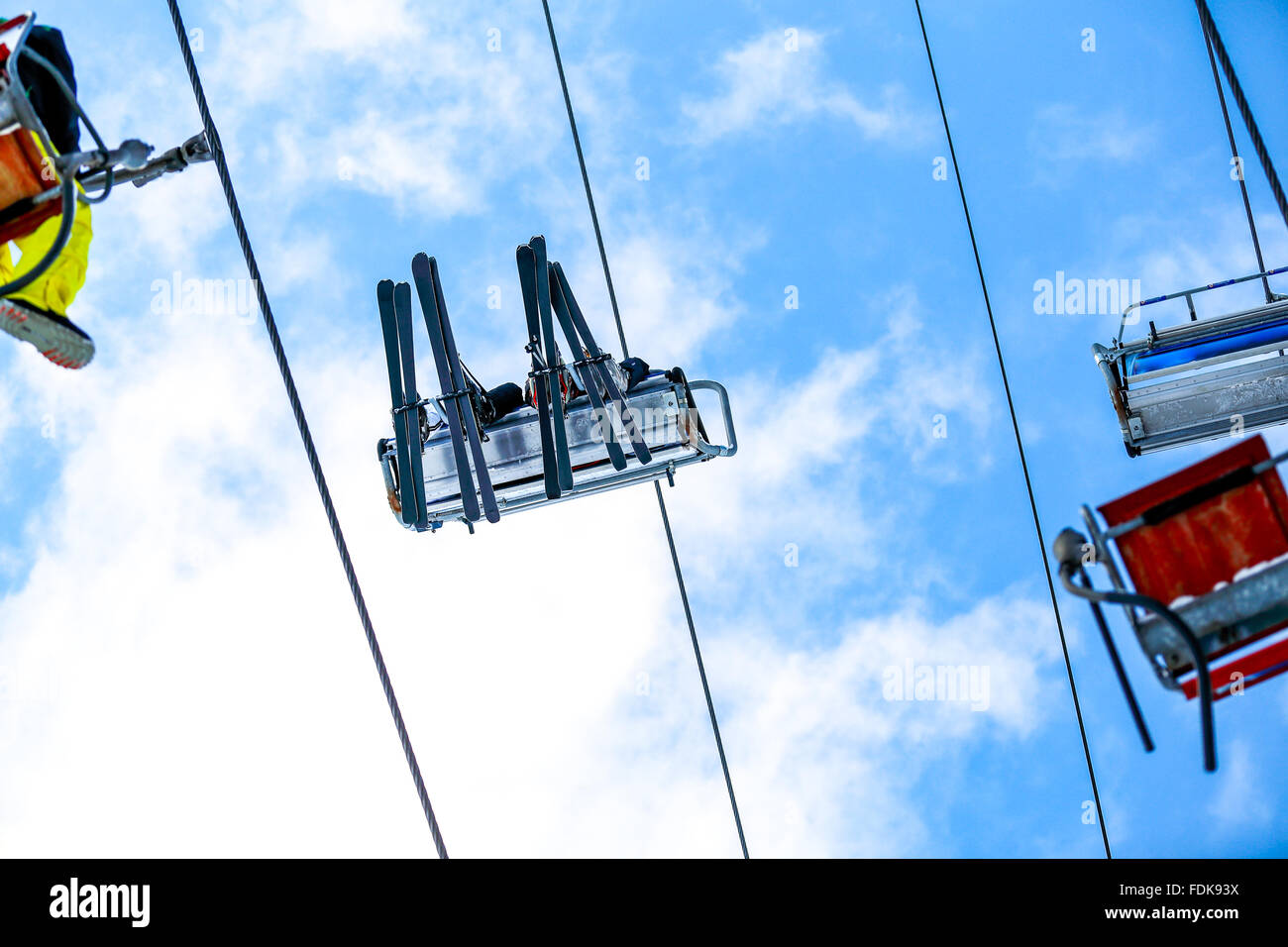 Télésièges en applique dans le ciel des vacances de ski Banque D'Images