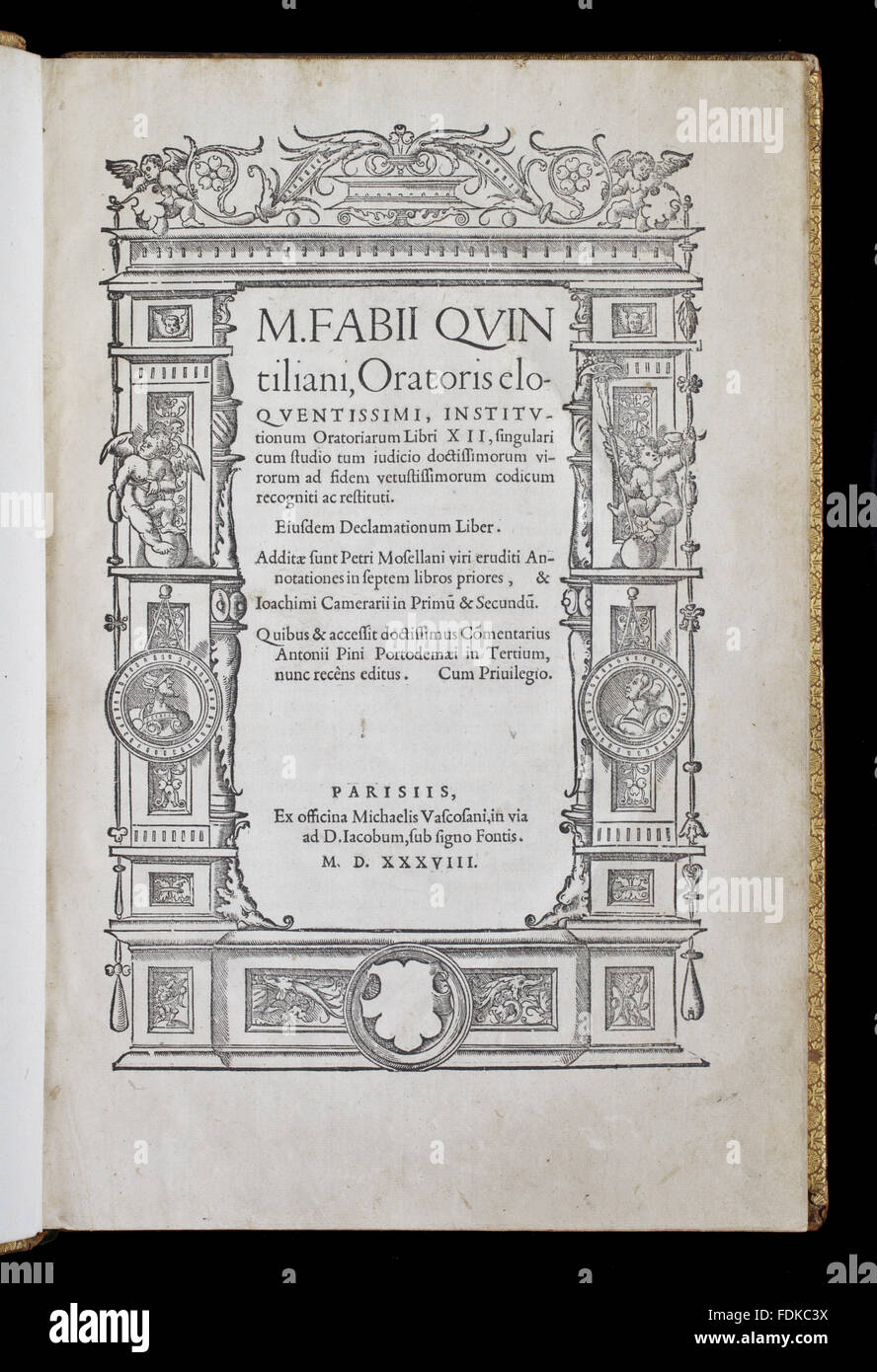 Quintilian, Oratorium Institutionum Libri XII (Paris : M. Vascosan, 1538), fol., Adams Q60 ; page de titre au sein de gravure sur bois frontière, à château de Chirk, Wrexham. Banque D'Images