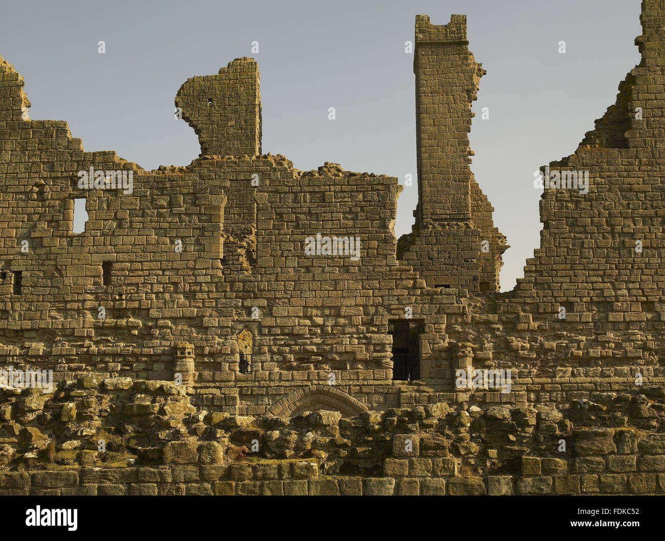 Une partie de l'enceinte en ruine au château de Dunstanburgh, dans le Northumberland. Le château a été construit entre 1313 et 1316. Château de Dunstanburgh est géré par English Heritage. Banque D'Images