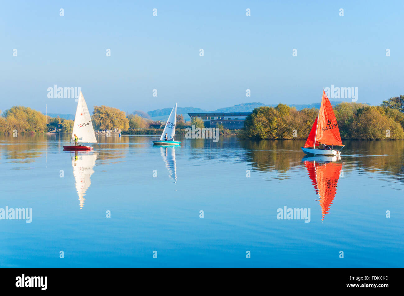 Yachts à voile autour des gravières inondées à Attenborough nature reserve Nottingham Nottinghamshire England UK GB EU Europe Banque D'Images