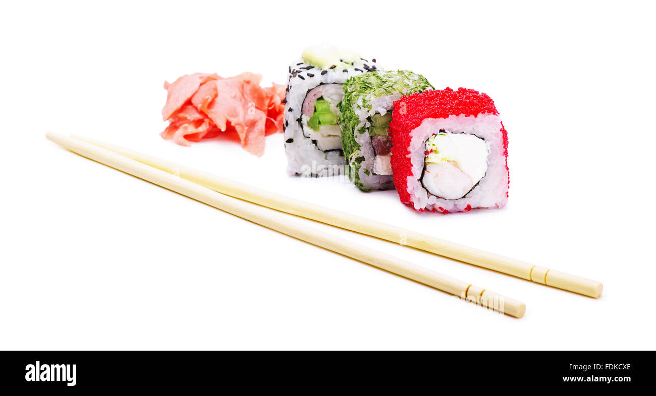 Rouleaux de sushi avec des baguettes isolé sur fond blanc Banque D'Images