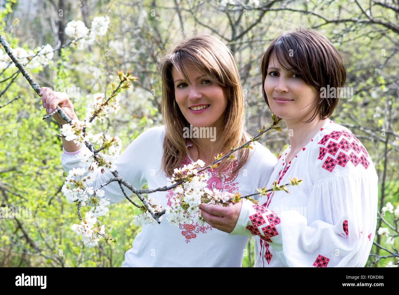 Smiling women in Ukrainian costumes traditionnels Banque D'Images