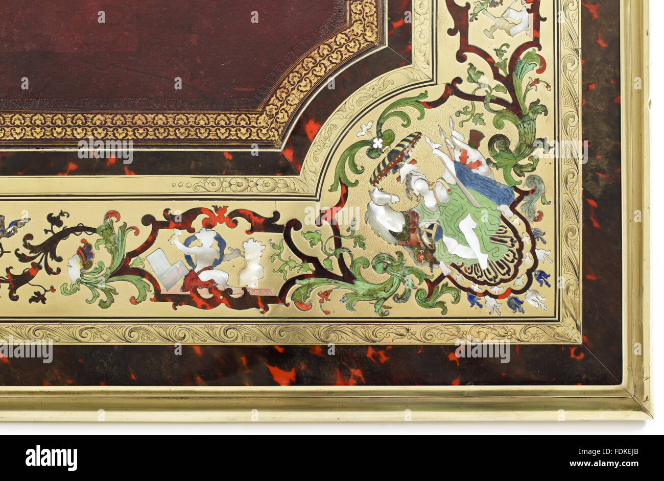 Le bureau ou table d'écriture Saltram de coin : Détail de la surface d'écriture avec la figure de l'Europe dans la marqueterie Boulle frontière. La table de Louis XIV écrit par André Charles Boulle est (1642-1732). Il dispose d'une carcasse Hêtre et est plaqué en laiton et tor Banque D'Images