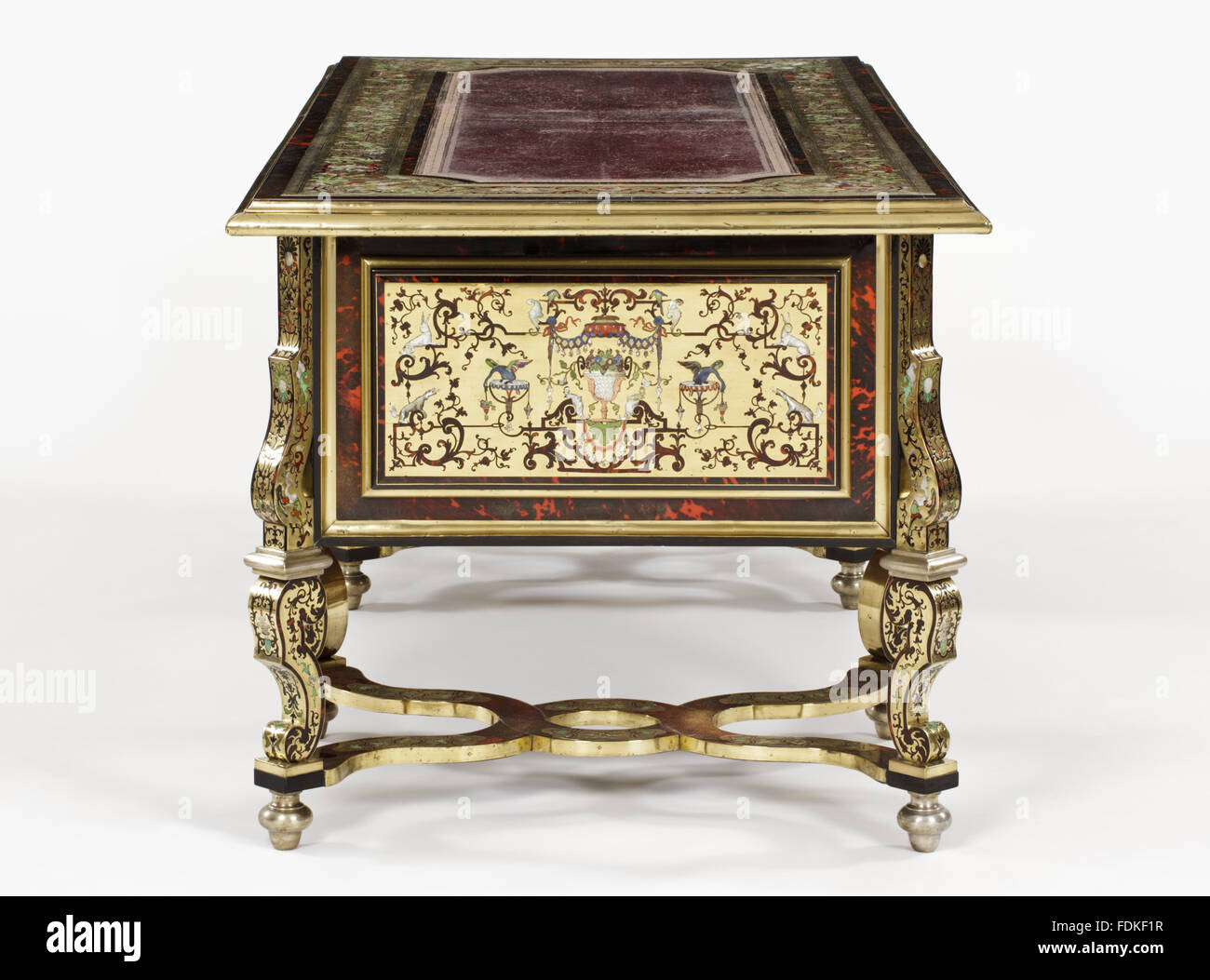 Le bureau ou table d'écriture Saltram : une vue sur le côté avec un panneau. La table de Louis XIV écrit par André Charles Boulle est (1642-1732). Il dispose d'une carcasse Hêtre et est plaqué en laiton et écaille avec des motifs de marqueterie polychrome Banque D'Images