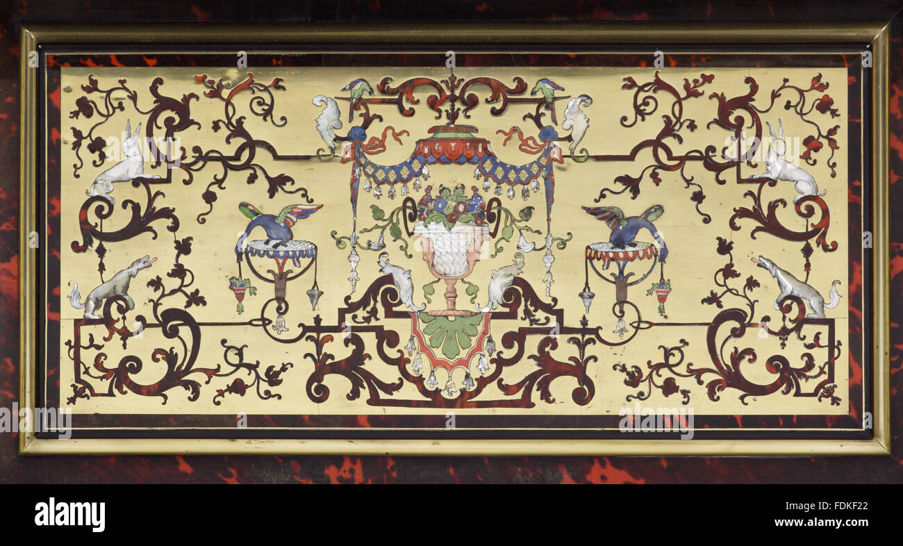 Le bureau ou table d'écriture Saltram : fermer la vue de l'ossature panneau latéral. La table de Louis XIV écrit par André Charles Boulle est (1642-1732). Il dispose d'une carcasse Hêtre et est plaqué en laiton et écaille avec des motifs de marqueterie polychrome. Banque D'Images