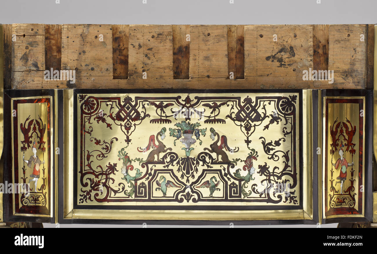 Le bureau ou table d'écriture Saltram : un groupe spécial dans le kneehole. La table de Louis XIV écrit par André Charles Boulle est (1642-1732). Il dispose d'une carcasse Hêtre et est plaqué en laiton et écaille avec des motifs de marqueterie polychrome. CMS numb Banque D'Images