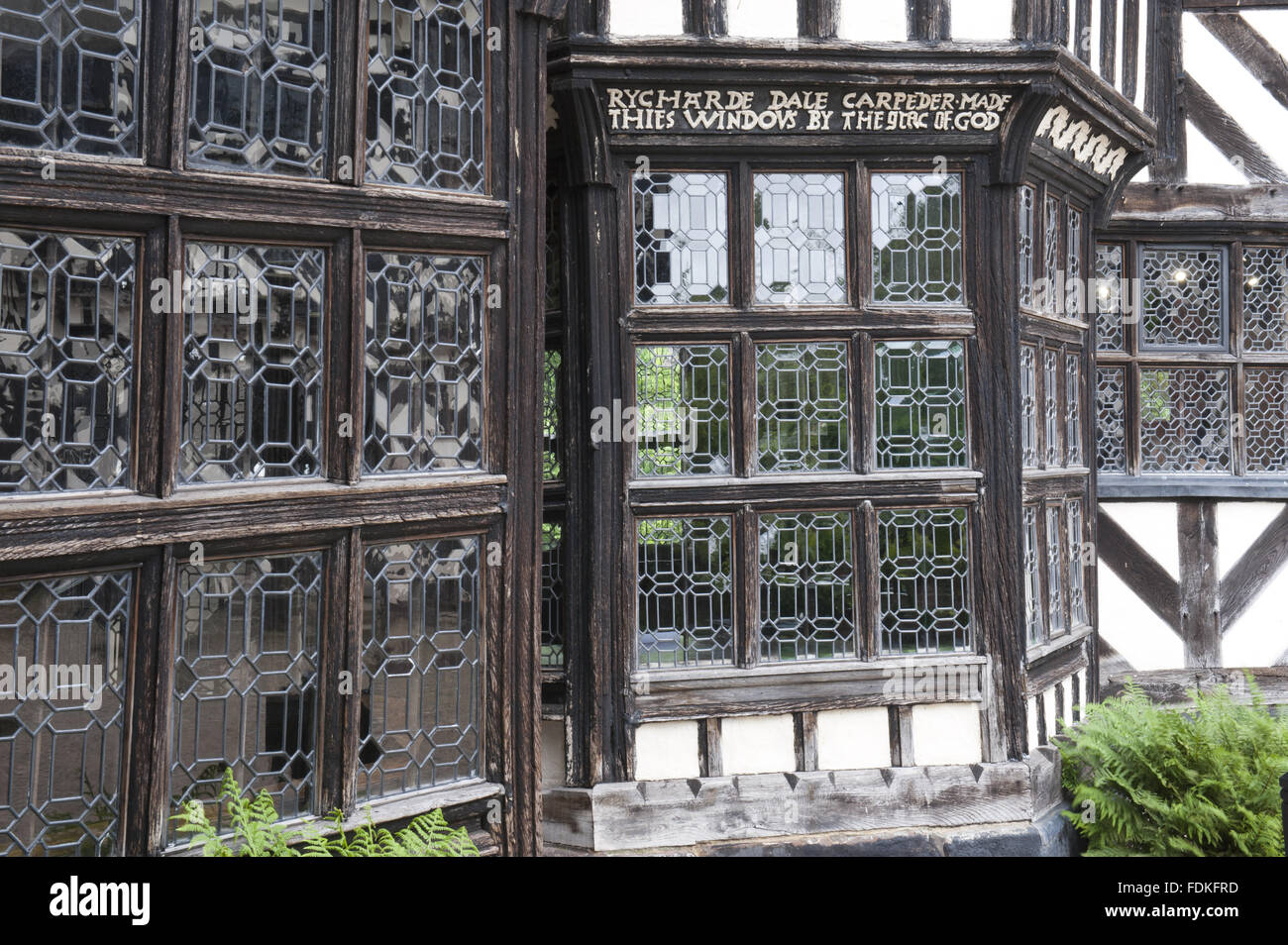 Les fenêtres en baie dans le coin nord-est de la cour intérieure à Little Moreton Hall, Cheshire. Il y a une inscription de Richard Dale, qui a construit le windows en 1559, au-dessus d'une des fenêtres. Banque D'Images