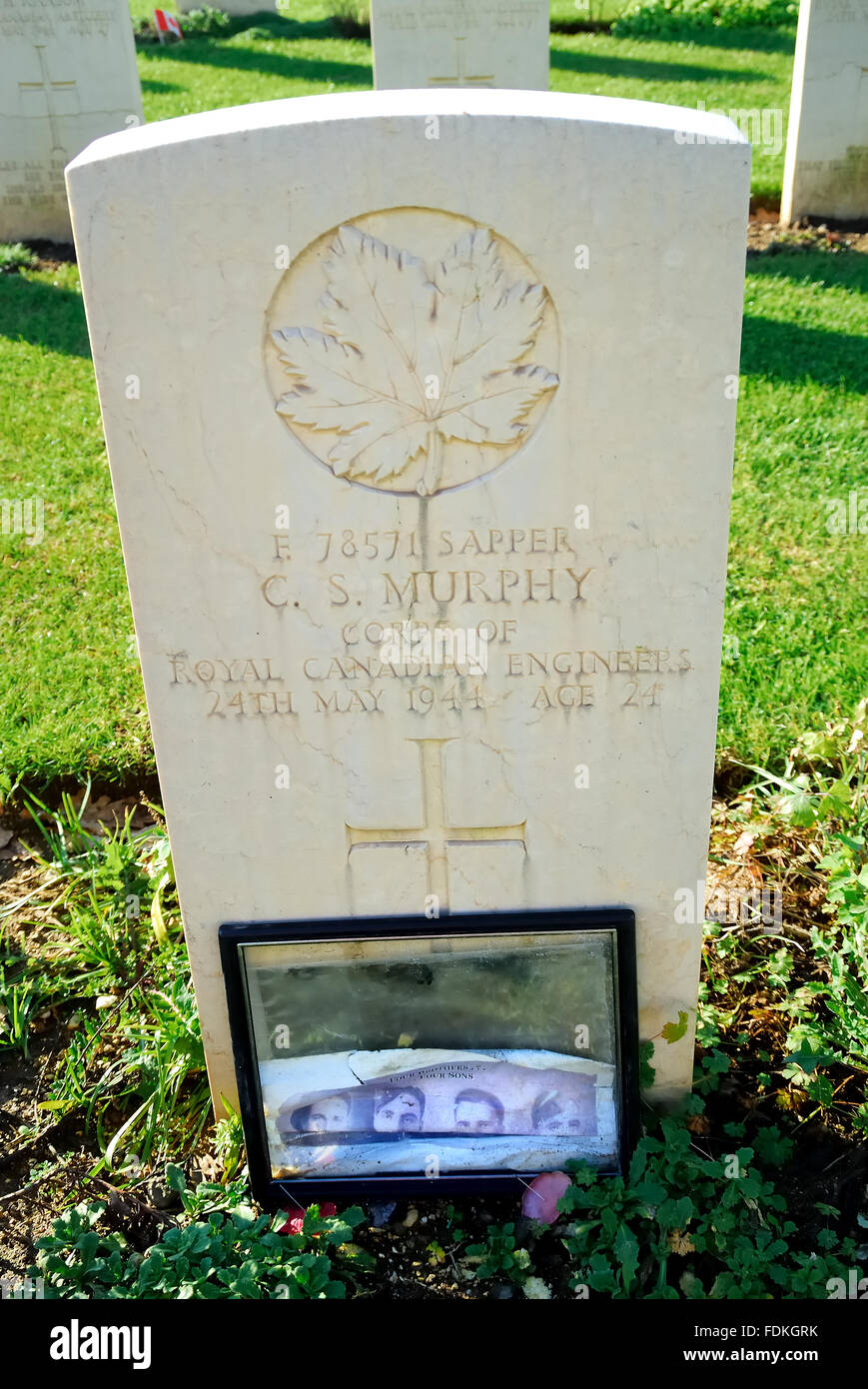 Cimetière de guerre du Commonwealth de Cassino. Les soldats qui sont tombés à la bataille de Monte Cassino durant la Seconde Guerre mondiale y sont enterrés. Il y a 4 266 tombes de soldats du Royaume-Uni, Canada, Australie, Nouvelle-Zélande, Afrique du Sud, l'Inde, le Népal et le Pakistan et un soldat de l'Armée Rouge. 284 d'entre eux n'ont pas été identifiées. Banque D'Images