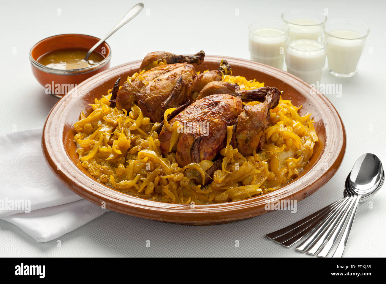 Tfaya Couscous Marocain, Couscous au poulet et aux oignons caramélisés, amandes Banque D'Images