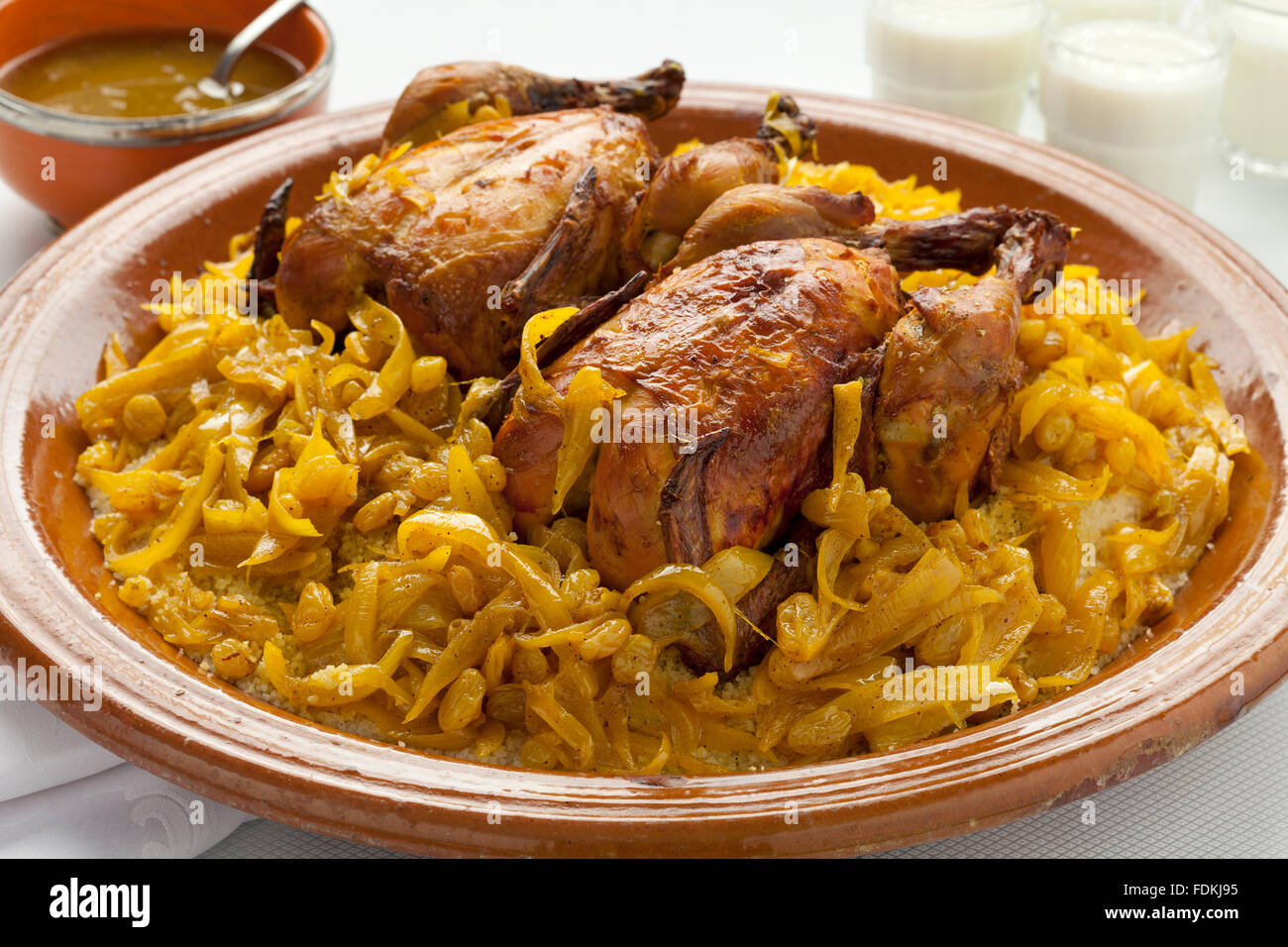 Tfaya Couscous Marocain, Couscous au poulet et aux oignons caramélisés, amandes Banque D'Images