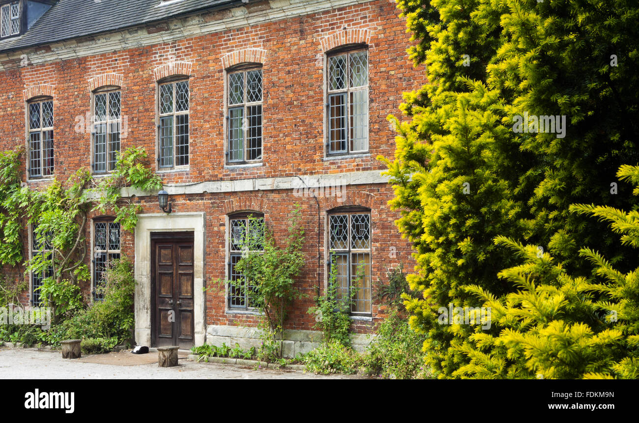 La façade de l'hôtel Tudor Manor House, Norbury, Derbyshire. Le manoir Tudor est d'être converti en un gîte de vacances National Trust. Banque D'Images