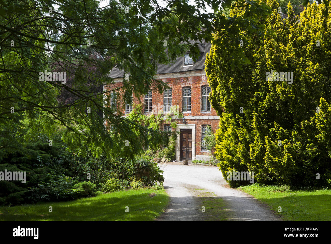 Le Tudor Manor House vue de l'entrée des portes, Norbury, Derbyshire. Le manoir Tudor est d'être converti en un gîte de vacances National Trust. Banque D'Images