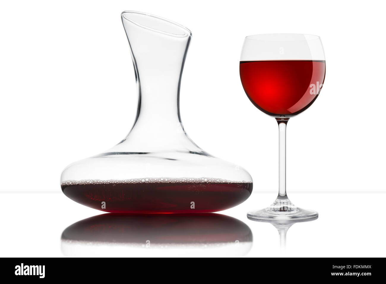 Verre de vin rouge avec carafe, sur fond blanc Banque D'Images