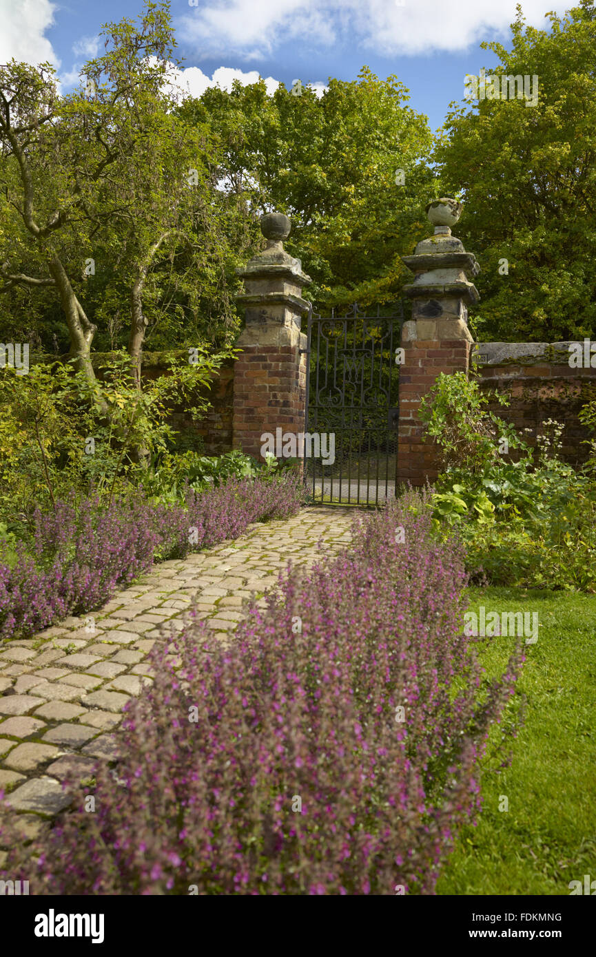 Jardin de devant la porte et le chemin en été à Moseley Old Hall, Staffordshire. Banque D'Images