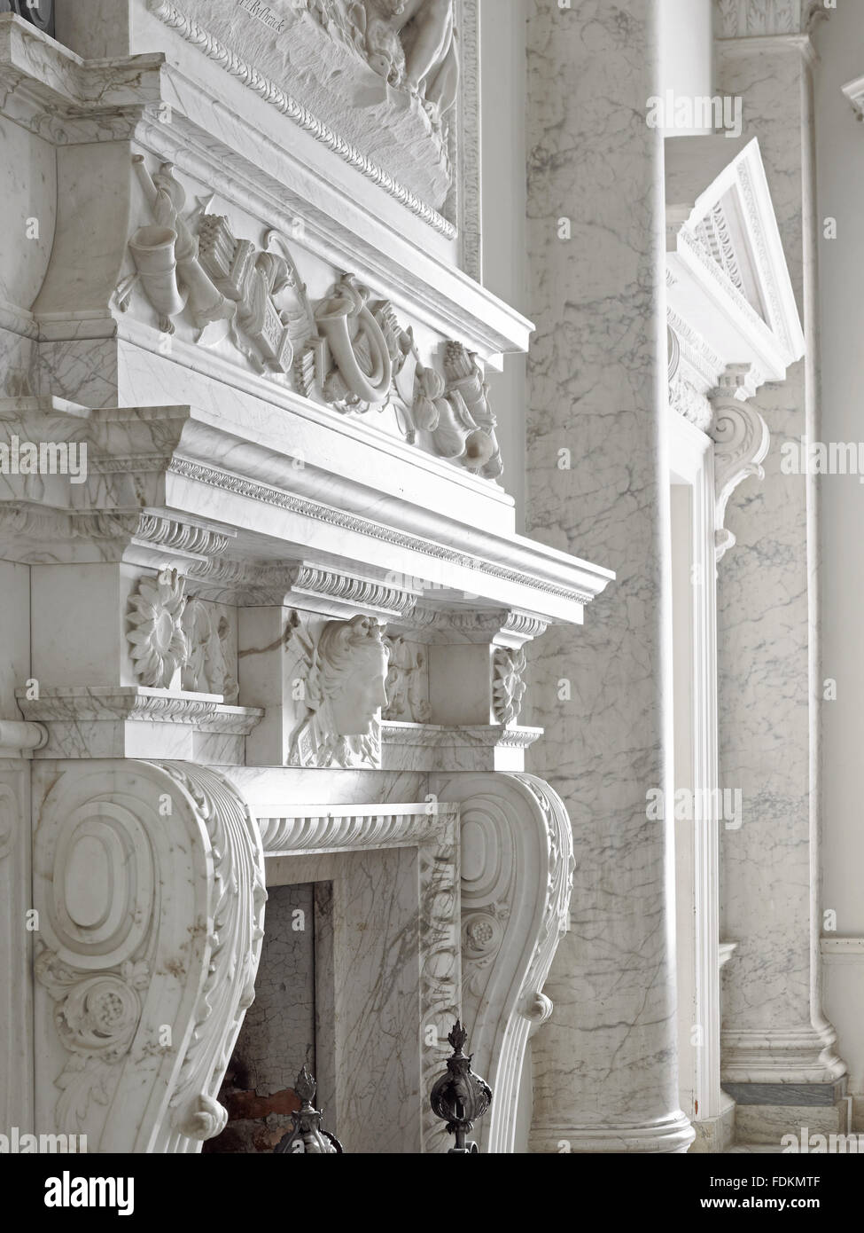 Cheminée en marbre dans le hall d'entrée au parc Clandon, Surrey. Banque D'Images
