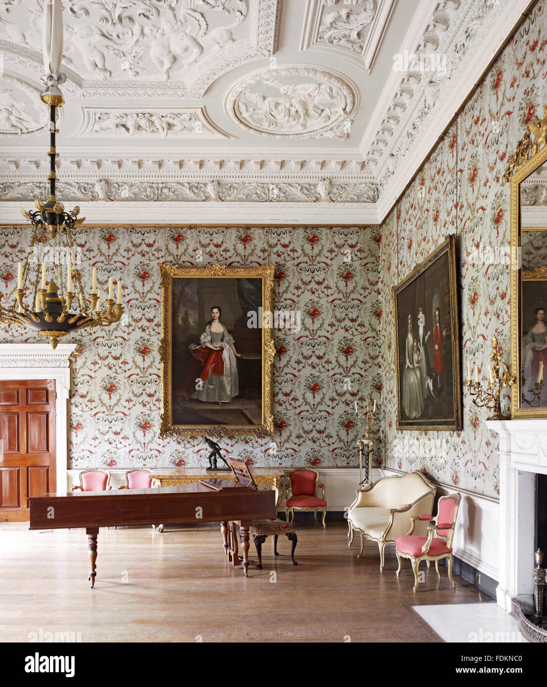 Le Palladio Chambre de Clandon Park, Surrey. Cette chambre a été rénové et  redécoré autour de 1780 et comprend un ensemble de meubles siège blanc et  or, l'anglais, de style Louis XV,