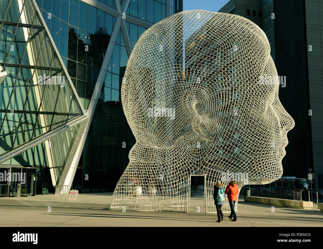 Une sculpture de la tête par l'artiste espagnol Jaume Plensa, ci-dessous, Bow Calgary (Alberta) Banque D'Images