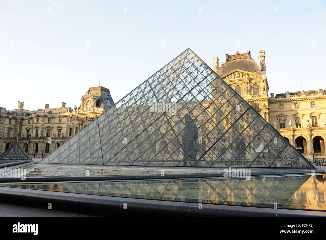 Vide Paris - 15/08/2013 - France / Ile-de-France (région) / Paris - pyramide de verre de la place Napoléon du Louvre mus Banque D'Images