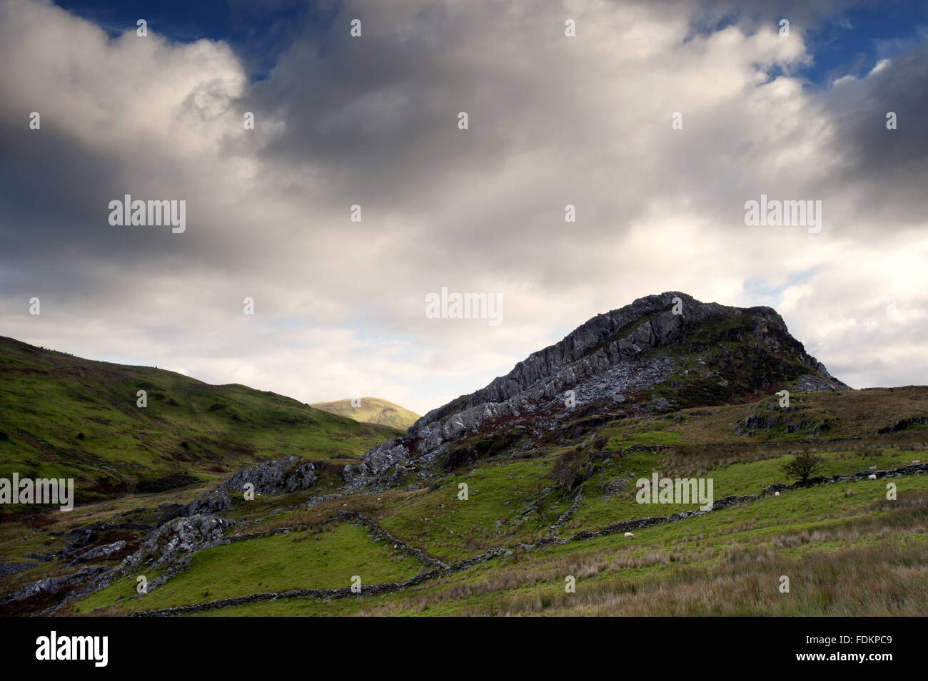 Y Garreg Clogwyn, une petite colline au-dessus de Nantlle, Snowdonia, Gwynedd, Pays de Galles. Banque D'Images