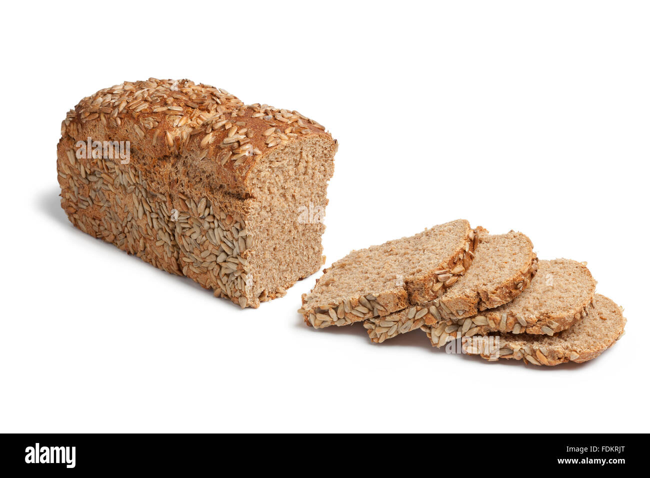 Miche de pain d'épeautre et coupes avec des graines de tournesol sur fond blanc Banque D'Images
