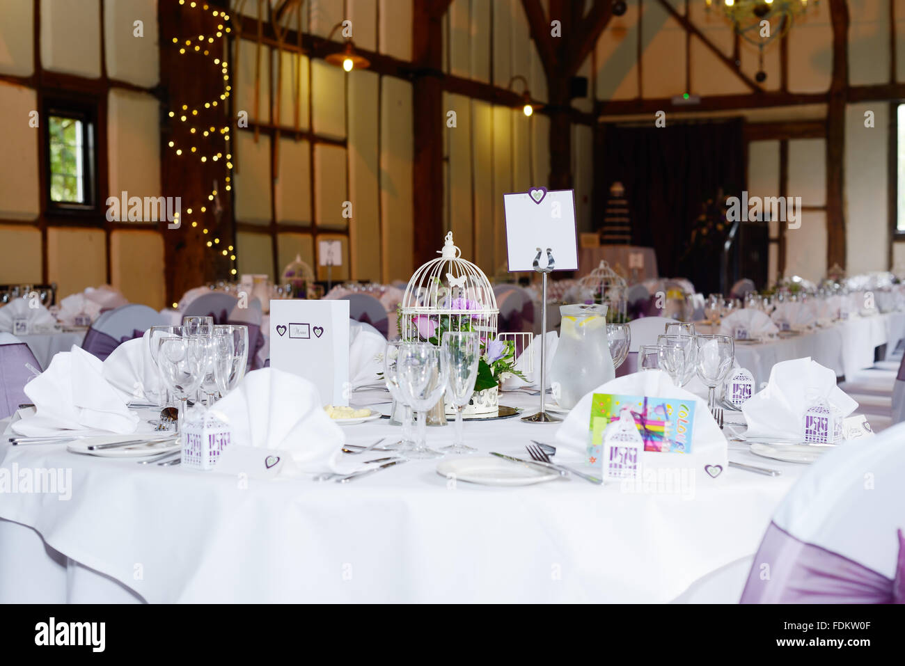 Réception de Mariage en anglais rustique grange avec des détails, des gâteaux et des décorations Banque D'Images