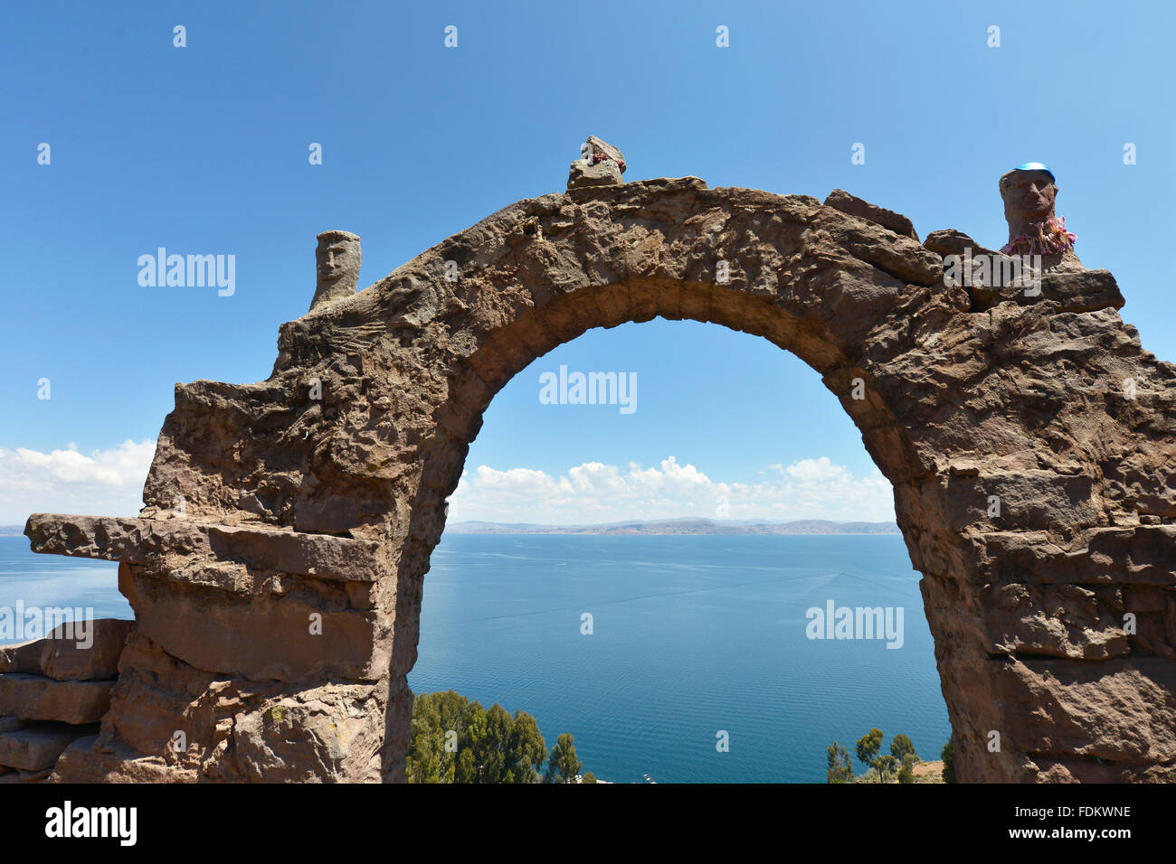 Passage rocheux dans l'île de Taquile sur le lac Titicaca, Puno, Pérou. Banque D'Images