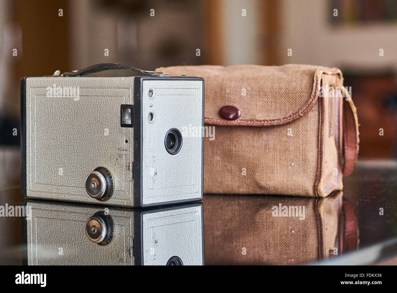 Vintage Box Brownie Caméra et cas Banque D'Images